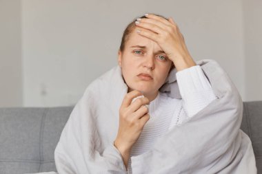 Eğer hasta kadın battaniyeye sarılıp elini alnına koyup negatif duygularını ifade ederse kötü hissederse, tedaviye ihtiyaç duyarsa, kaşlarını çatarsa, baş ağrısı çekerse ve yüksek ateş alırsa..