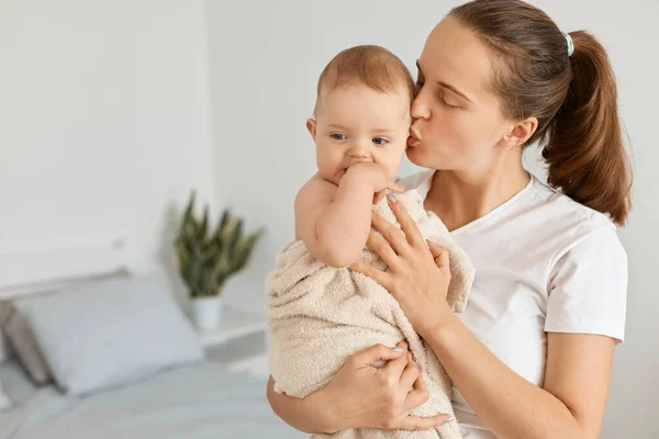 Indoor Shot Young Adult Attractive Woman Holding Daughter Wrapped Towel — Foto de Stock