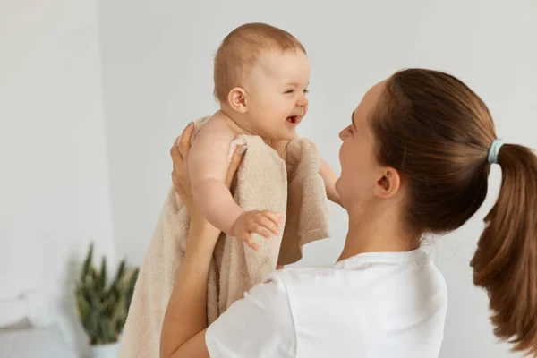 Back View Woman Wearing White Shirt Holding Daughter Wrapped Towel — Stock Photo, Image