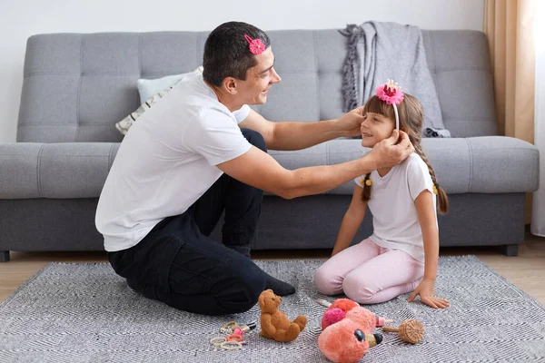 Indoor Shot Lovely Father Daughter Sitting Floor Gray Sofa Home — Stock Photo, Image