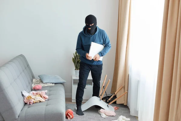 Dengerous Homem Com Uma Máscara Preta Capuz Azul Entra Casa — Fotografia de Stock