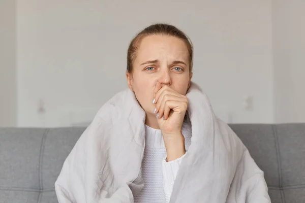 Портрет Расстроенной Больной Женщины Головной Болью Сидящей Одеялом Кашляющей Держащей — стоковое фото