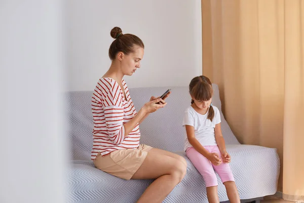 Profile Portrait Woman Using Phone While Sitting Cough Her Daughter — Stock Photo, Image