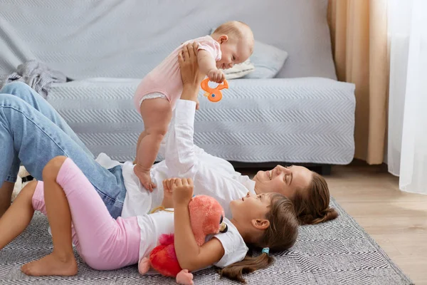 Side View Portrait Mom Sweet Child Girls Lying Playing Floor — Stock Photo, Image
