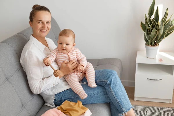 Indoor Shot Mother Sitting Sofa Together Her Newborn Baby Caucasian — Stock Photo, Image