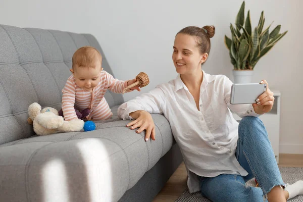 Attractive Satisfied Woman Wearing White Shirt Jeans Sitting Floor Holding — Stock Photo, Image