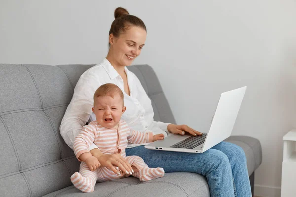 Smiling Woman Wearing White Shirt Jeans Sitting Sofa Crying Daughter — Stock Photo, Image