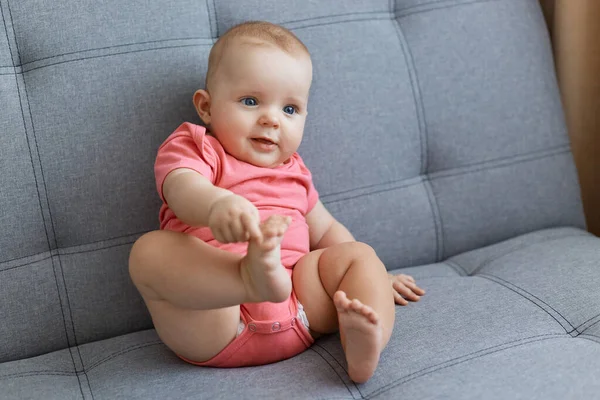 Bebê Bonito Com Prazer Passar Tempo Casa Sozinho Sentado Sofá — Fotografia de Stock