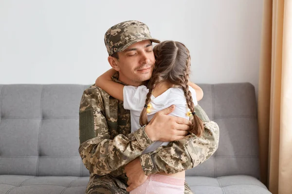 Indoor Shot Happy Soldier Man Camouflage Hugging His Daughter Closed — Stock Photo, Image