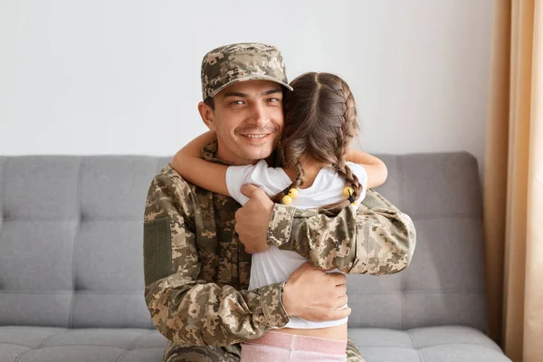 Porträtt Leende Soldat Man Kamouflage Krama Sin Dotter Och Titta — Stockfoto