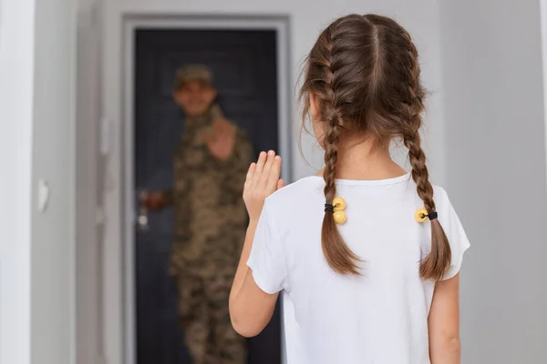 Inomhus Skott Militär Pappa Går Krig Liten Flicka Med Mörkt — Stockfoto