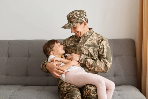 Horisontell Bild Positiv Glad Soldat Man Kamouflage Uniform Sitter Med — Stockfoto