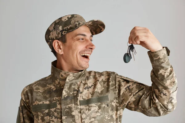 Inomhus Skott Glad Upphetsad Soldat Man Bär Kamouflage Uniform Och — Stockfoto