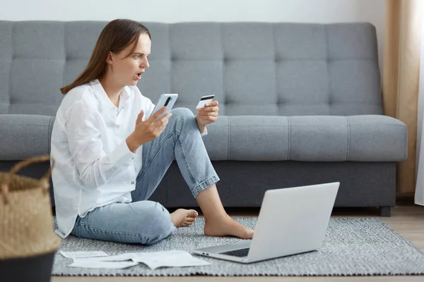 Full Length Portrait Shocked Surprised Woman Wearing White Shirt Jeans — Stock Photo, Image