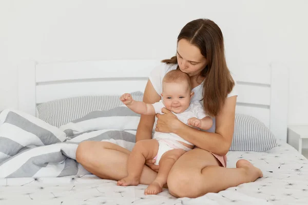 Bilde Vakker Kvinne Med Mørkt Hår Hvit Skjorte Kort Som – stockfoto