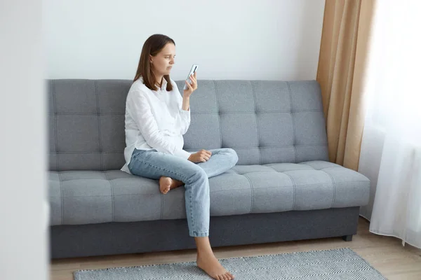 Foto Horizontal Una Mujer Triste Con Camisa Blanca Jeans Sentados — Foto de Stock