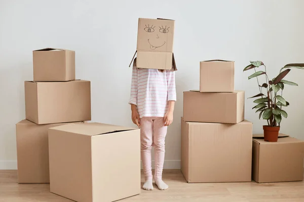Potret Gadis Kecil Yang Mengenakan Kemeja Putih Dan Kotak Karton — Stok Foto