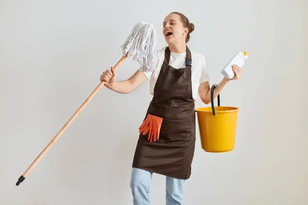 Excited Attractive Woman Housewife Wearing White Shirt Brown Apron Holding — Stock Photo, Image