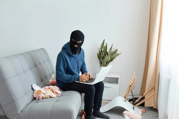 Porträtt Man Inbrottstjuv Klädd Blå Luvtröja Och Svart Mask Sittande — Stockfoto