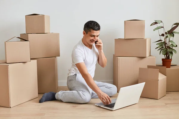 Indoor Shot Man Wearing White Shirt Sitting Floor Surrounded Cardboard — Stok Foto