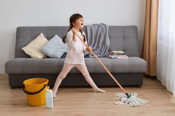 Beeld Van Charmant Opgewonden Klein Meisje Met Vlechten Donker Haar — Stockfoto