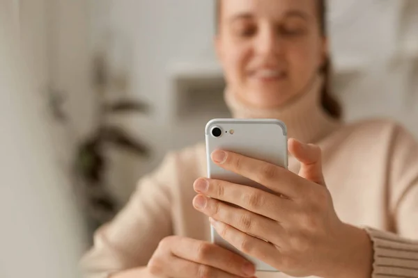 Portrait Smiling Woman Blurred Face Wearing Beige Sweater Using Smartphone — Stock Photo, Image