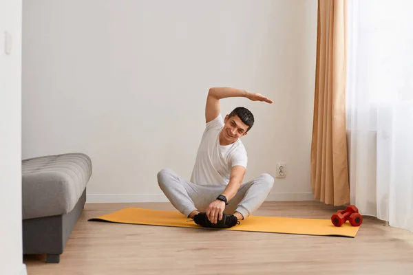 Brunette Man Wearing Sportswear Doing Sport Exeercises Home Sitting Lotus — Stock Photo, Image