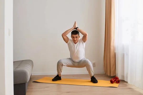 Man Wearing Sportswear Doing Sport Exercises Home Doing Frog Squat — Stock Photo, Image