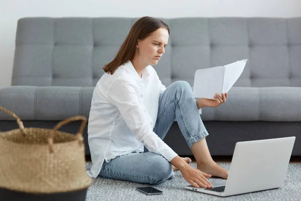 Portrait Serious Concentrated Woman Wearing White Shirt Jeans Sitting Floor — Stock Photo, Image
