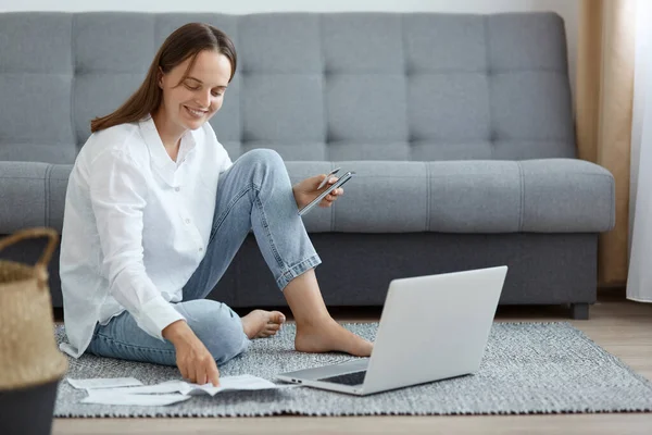 Indoor Shot Smiling Woman Wearing White Shirt Jeans Sitting Floor — Stock Photo, Image