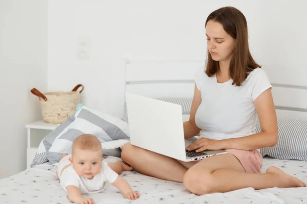 Portrait Attractive Caucasian Woman Sitting Bed Her Infant Daughter Working — Stock Photo, Image