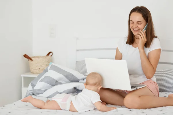 Happy Smiling Woman Sitting Bed Her Infant Daughter Working Online — Stock Photo, Image