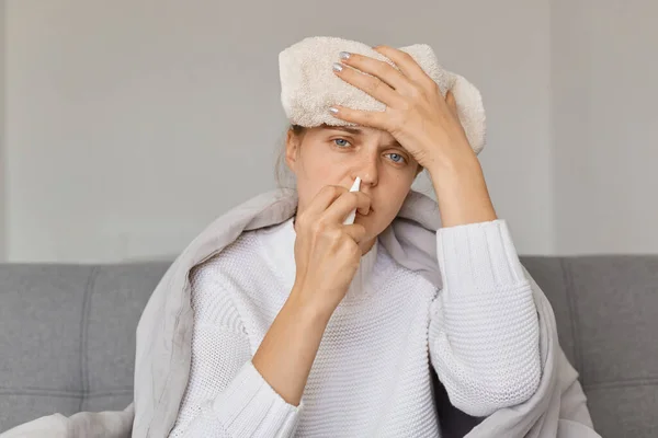 Retrato Mulher Chateada Doente Com Toalha Molhada Testa Sendo Enrolado — Fotografia de Stock