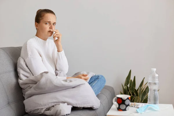 Горизонтальный Снимок Больной Женщины Завернутой Одеяло Сидящей Диване Простуженной Чувствует — стоковое фото