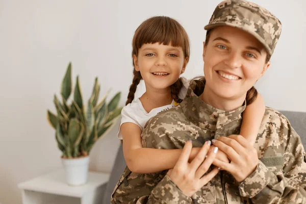 Porträtt Vit Leende Mor Och Hennes Barn Kvinna Klädd Kamouflage — Stockfoto