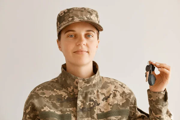 Porträtt Självsäker Ung Vuxen Kvinna Soldat Bär Kamouflage Uniform Och — Stockfoto