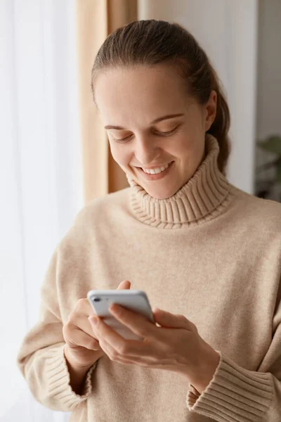 Image Pretty Smiling Woman Wearing Beige Sweater Holding Smart Phone — Stock Photo, Image