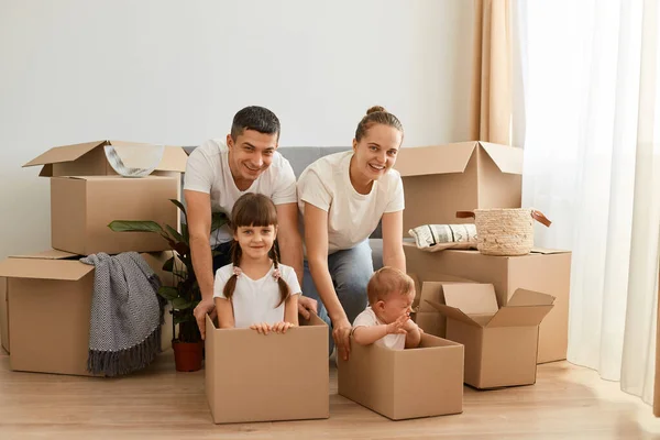 Indoor Shot Happy Optimistic Family Playing Her Children While Relocating — Stock Photo, Image