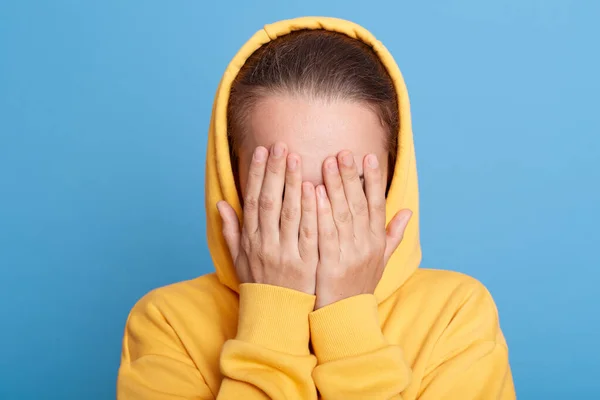 Innenaufnahme Einer Frau Mit Gelbem Kapuzenpulli Und Flagge Der Ukraine — Stockfoto