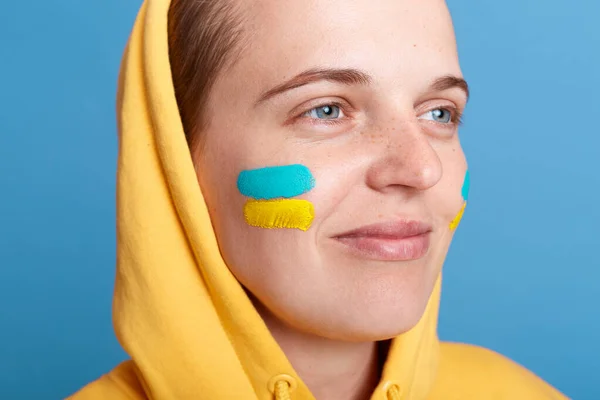 Портрет Зображенням Усміхненої Позитивної Жінки Жовтому Худі Прапором України Щоці — стокове фото