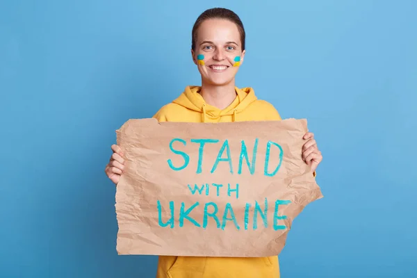 Image Une Femme Positive Souriante Protestant Contre Invasion Russe Ukraine — Photo