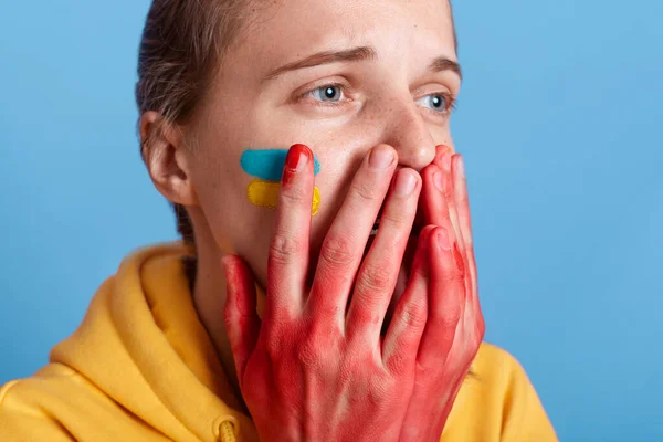 Retrato Una Mujer Caucásica Con Capucha Amarilla Llorando Cubriendo Boca — Foto de Stock