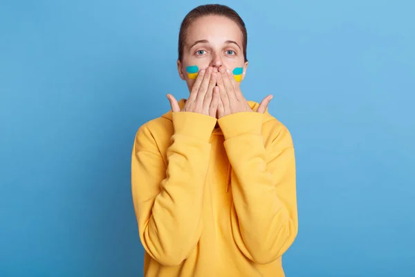 Indoor Shot Young Adult Caucasian Woman Wearing Yellow Hoodie Flag — Foto de Stock