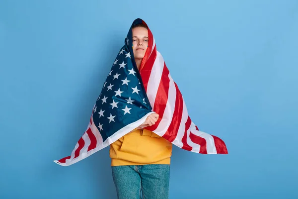 Portrét Hrdé Ženy Vlajkou Ukrajiny Tváři Stojící Zabalená Americké Vlajce — Stock fotografie