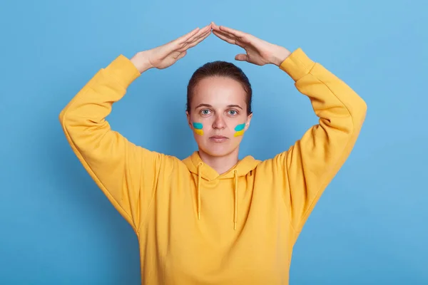 Портрет Молодої Дорослої Жінки Жовтій Капюшоні Українським Прапором Щоках Тримаючись — стокове фото