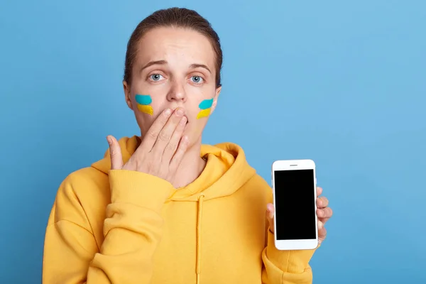 Wanita Yang Terkejut Dengan Hoodie Kuning Dengan Bendera Ukraina Pipi — Stok Foto
