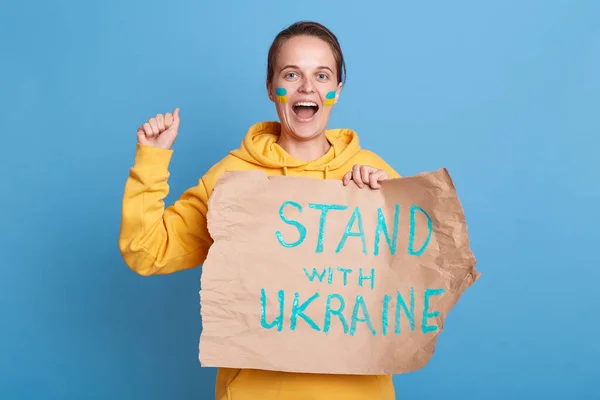Femme Heureuse Positive Sweat Capuche Avec Drapeau Ukrainien Sur Les — Photo