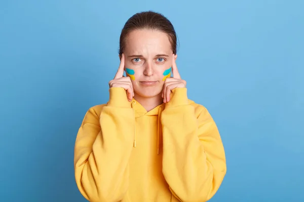 Retrato Mujer Adulta Joven Caucásica Con Capucha Amarilla Con Bandera — Foto de Stock