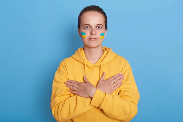 Potret Wanita Serius Mengenakan Hoodie Dengan Bendera Biru Dan Kuning — Stok Foto