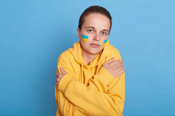 Potret Wanita Sedih Bertudung Dengan Bendera Ukraina Pipi Berpose Terisolasi — Stok Foto